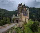 Eltz Kalesi, Almanya'nın Koblenz ve Trier arasındaki Moselle Nehri üzerinde yer alan bir ortaçağ kalesidir.